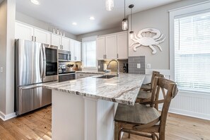 Kitchen & Breakfast Bar