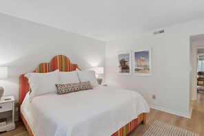 Master Bedroom with Flat Screen TV (King Bed)