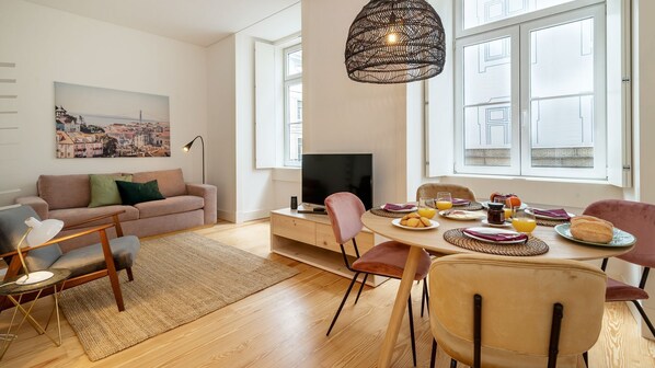 For a comfortable and lovely stay, this colorful living area at the heart of Lisbon, is the perfect place for you  #airbnb #airbnblisbon #portugal #pt #lisbon #downtown #heartoflisbon #lovelystay #comfortable