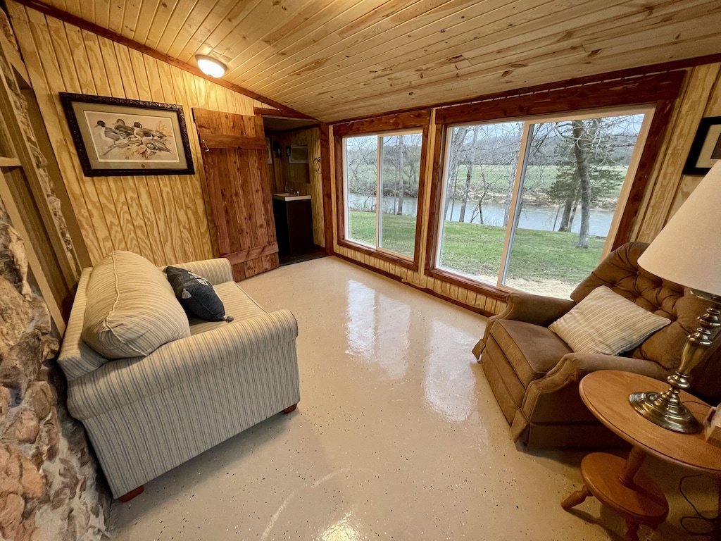 Private River Frontage - Beautiful Cabin with Amazing Views