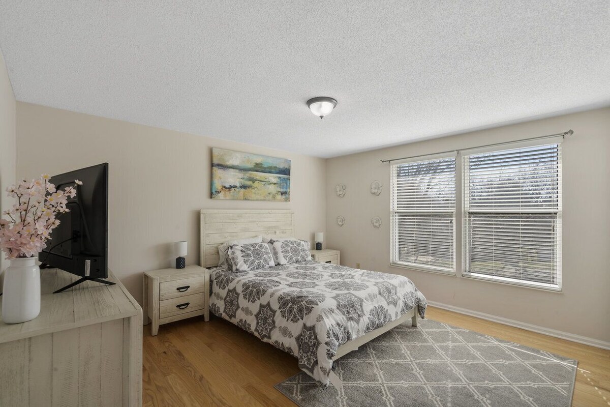 Newly remodeled! Family friendly. Near lake & park