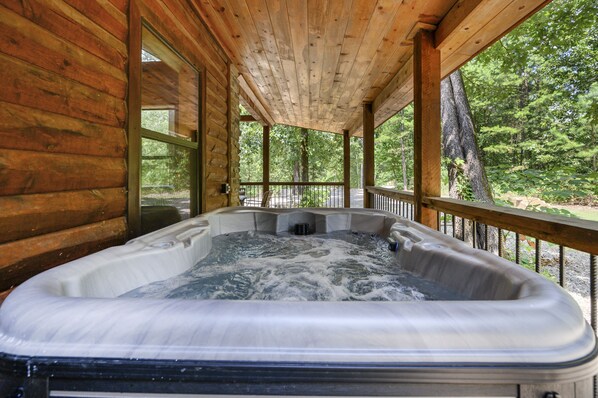 Outdoor spa tub