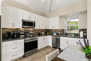 All new appliances, under cabinet lighting
