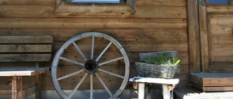 Rad, Fenster, Pflanze, Holz, Autoreifen, Gebäude, Gras, Haus, Tür, Abstellgleis