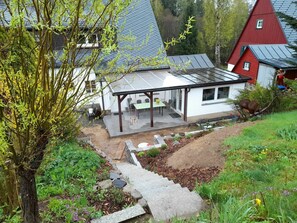 Pflanze, Gebäude, Pflanzengemeinschaft, Fenster, Natürliche Landschaft, Grundstueck, Vegetation, Biome, Haus, Steigung