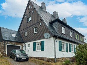 Wolke, Himmel, Gebäude, Auto, Fenster, Pflanze, Fahrzeug, Haus, Kraftfahrzeug