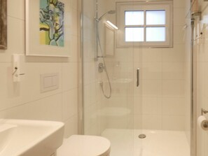 Shower Head, Plumbing Fixture, Property, Tap, Window, Bathroom, Door, Interior Design, Shower Bar