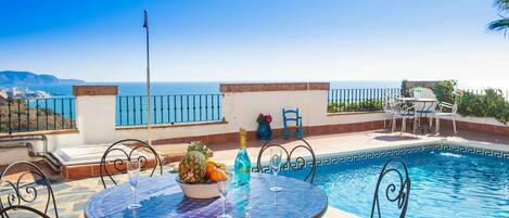 L'Eau, Ciel, Meubles, Plante, Propriété, Bâtiment, Table, Piscine, La Nature, Bleu Azur