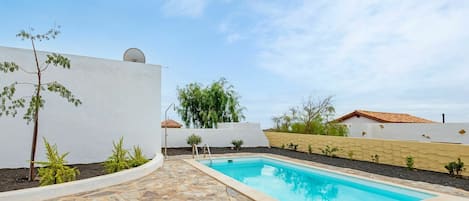 Agua, Nube, Cielo, Planta, Piscina, Edificio, El Terreno Del Lote, Sombra, Árbol, Rectángulo