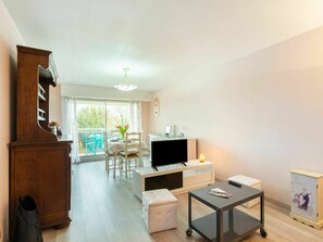 Property, Cabinetry, Furniture, Houseplant, Wood, Interior Design, Flooring, Floor, Table, Living Room