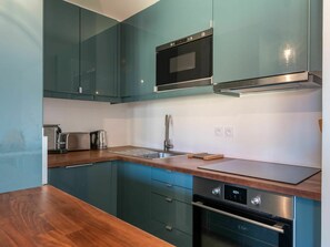 Countertop, Cabinetry, Furniture, Property, Wood, Interior Design, Building, Kitchen Stove, Kitchen, Kitchen Appliance