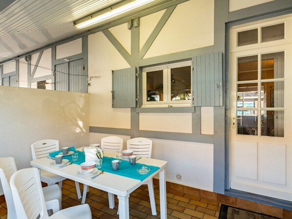 Table, Furniture, Window, Building, Wood, Interior Design, Chair, Flooring, Shade