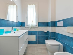 Plumbing Fixture, Sink, Property, Tap, Bathroom, Green, Bathtub, Mirror, Purple, Bathroom Sink