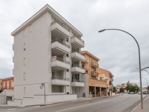Himmel, Gebäude, Wolke, Strassenlicht, Fenster, Haus, Urban Design, Nachbarschaft, Wohngebiet, Wand
