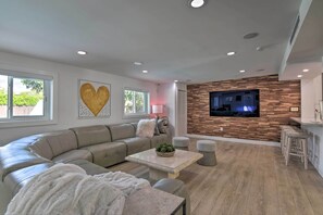 Living Room | Free WiFi | Smart TVs | Home Theater System w/ Sonos Speakers