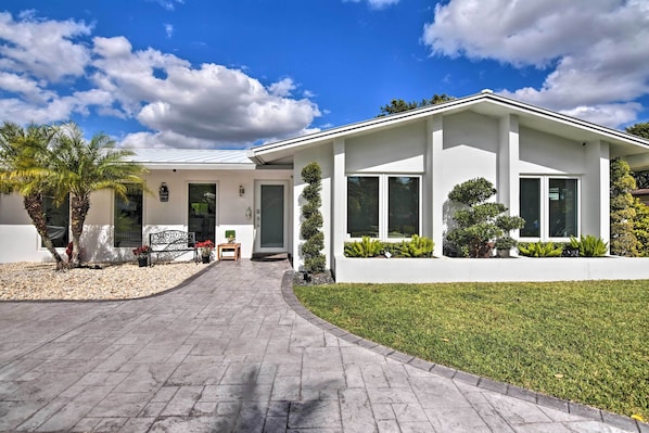 Miami Vacation Rental | 5BR | 3BA | Step-Free Access | 3,200 Sq Ft