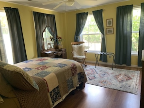 Cozy Creek-side Queen bedroom in Blacksburg at Wandering Goat Lodge