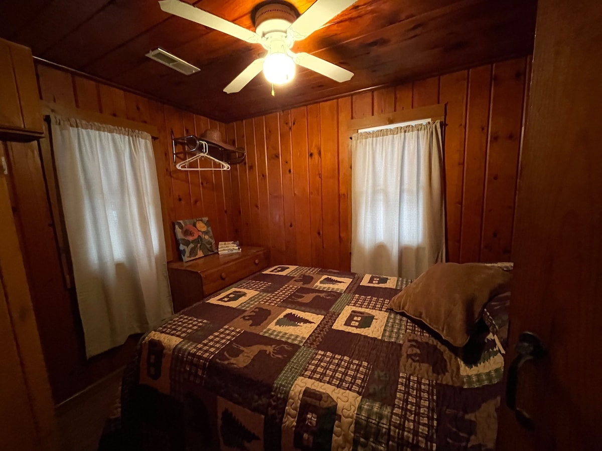 One Bedroom Cabin 50 feet from Lake Huron, sleeps 2