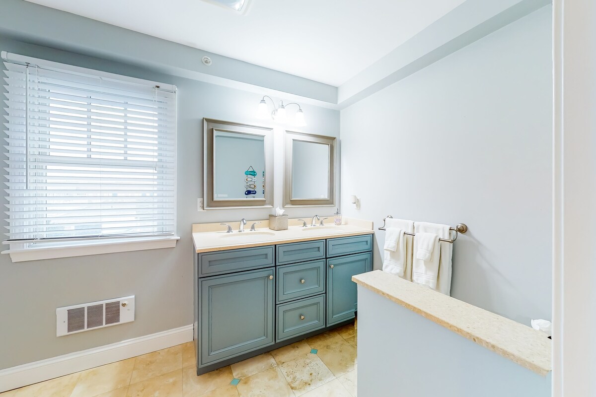 Quaint condo near private beach access with fireplace – close to dining