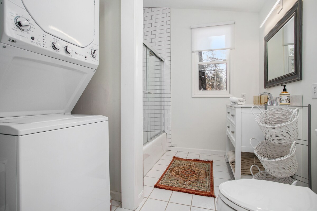 Bright cottage near beach with fast WiFi, washer/dryer, central AC & firepit
