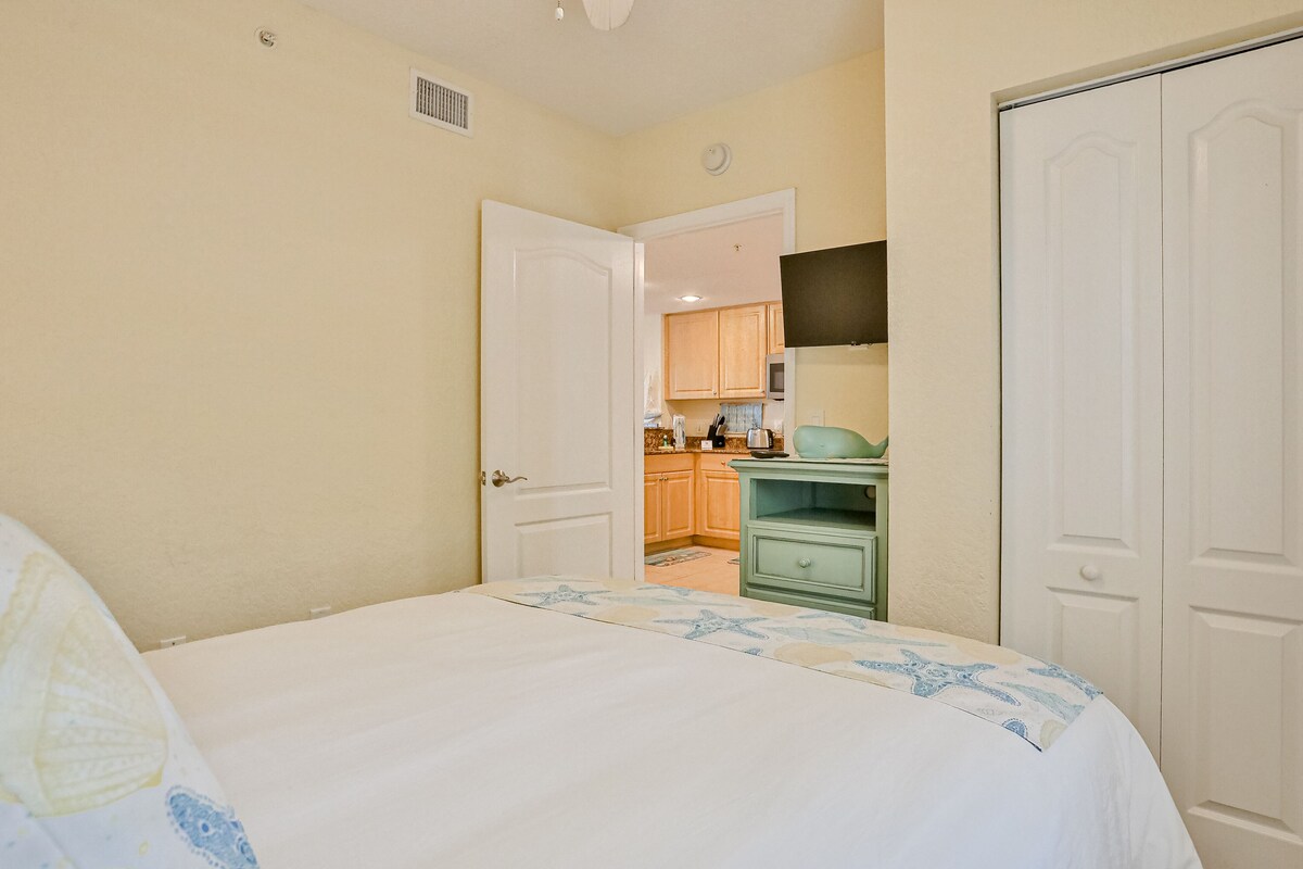 Beachfront condo with WiFi, pool, hot tub, and ocean view