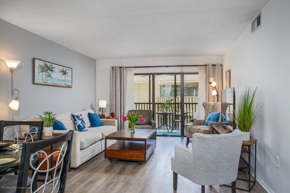 Welcome to Bay Oaks!  Feel right at home in this nicely updated condo.