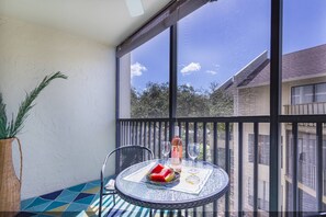 Spend your pre-dinner time on your private screened lanai with a glass of wine.