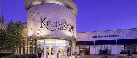 Come stay at The Kenwood located at Kenwood Towne Center. Unit not w/in the mall