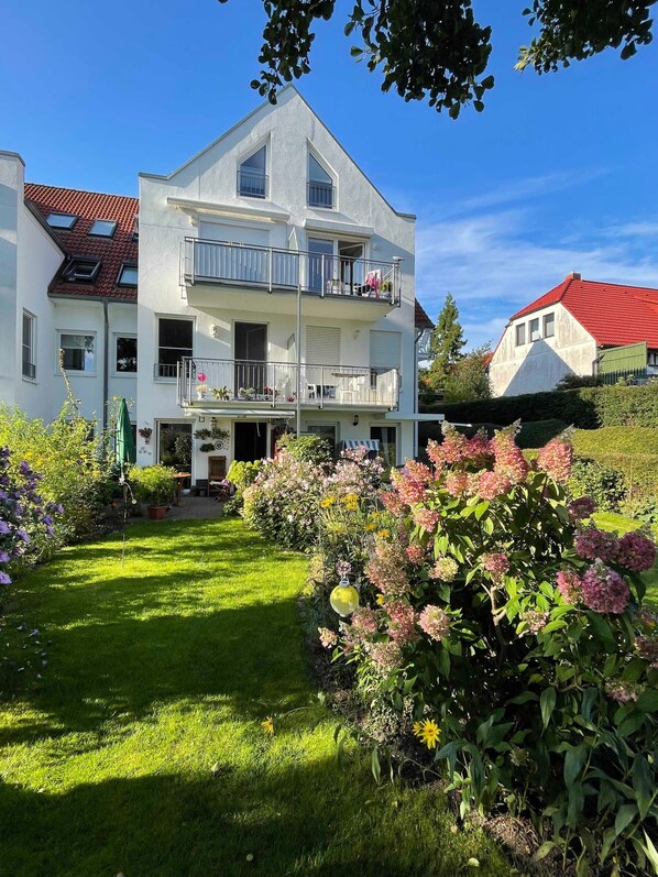 Dr Balkon oben rechts und das Stockwerk darüber sind es :-)