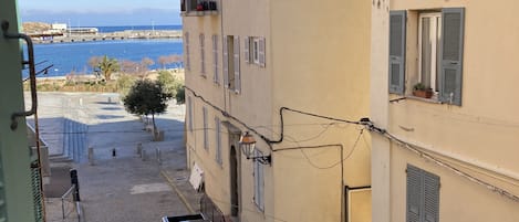 Vue sua la place de la mairie et du port