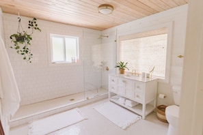 Extra spacious bathroom in the Cocomo Cottage.
