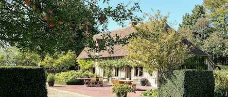 This beautiful property, located in a magnificent farmstead, is fully equipped and ready to receive you #beautiful #farmstead #france #fr #normandy