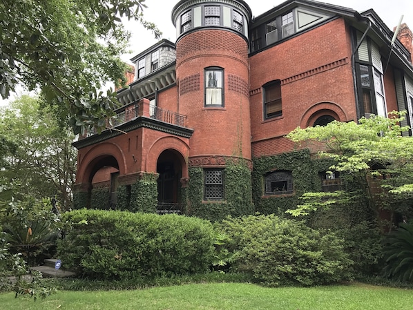 This apartment is the ground level back apartment at this famous George Baldwin house
