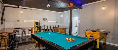 NEW game room -Bluetooth, pool table, Pac Man machine, foosball table, LED/strobe lights