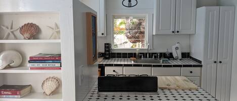 Kitchenette with 2 seat eating counter