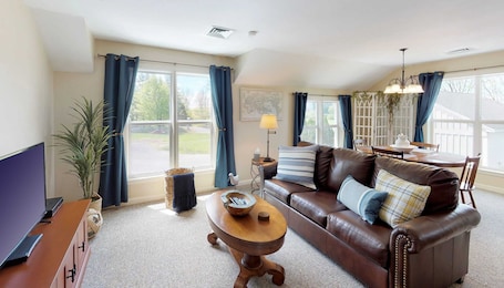 Spacious Livingroom