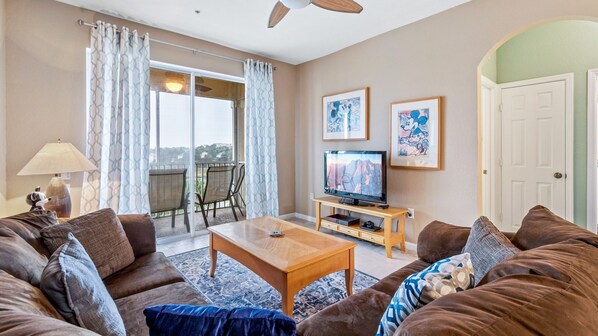 Living Room
43" TV