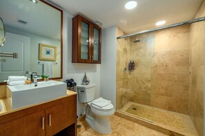 2BR 3BA Condo on Eagle Beach w/ Amazing Amenities (5239)