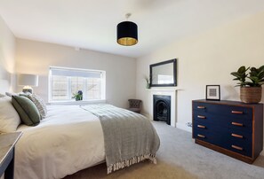 Lower Farm, Sherborne: Bedroom three with a super-king size zip and link bed