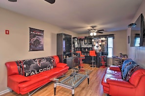 Lounge Area | Smart TV