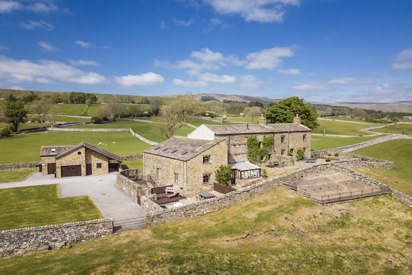 Hill Top Farm, Wensleydale: Situated right in the heart of the Yorkshire Dales National Park, close to the attractive village of Askrigg