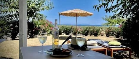 Apéro  au mois d’aout face a la mer dans le jardin