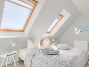 Das helle Schlafzimmer mit Doppelbett (1,80 m x 2,00 m) und mit Plissees zur Verdunkelung