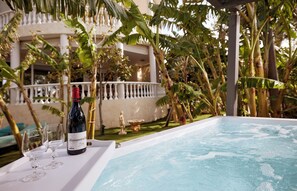 Outdoor spa tub