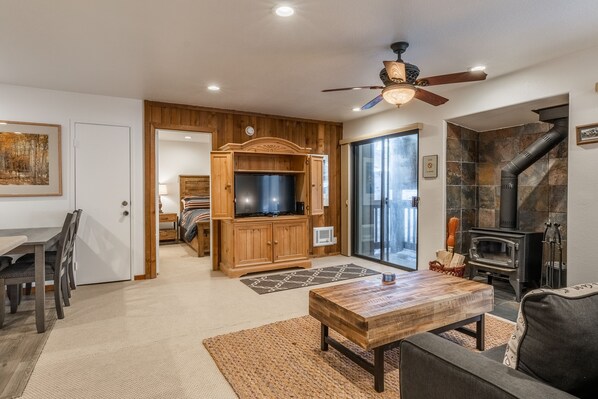 Living Room, Flat Screen TV, Wood Burning Stove (Wood Provided)