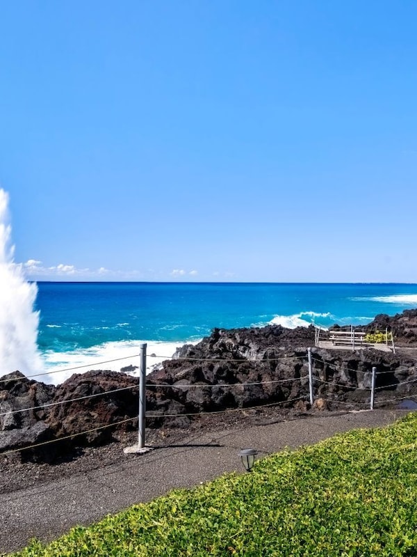 Ocean front complex, Keauhou Kona Surf and Racquet Club