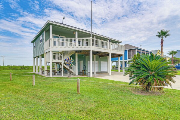 Crystal Beach Vacation Home | 3BR | 2BA | 1,426 Sq Ft | Stairs Required