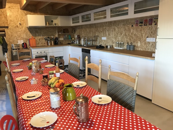 Grande salle à manger avec cuisine équipée