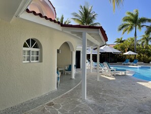 A side view of the villa + pool