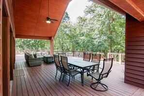 Large back deck to enjoy being in nature